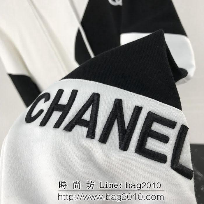 CHANEL香奈兒 18秋冬新款 小字母logo立體刺繡 黑白拼接 加絨加厚連帽衛衣 ins明星同款 男女同款 ydi1389